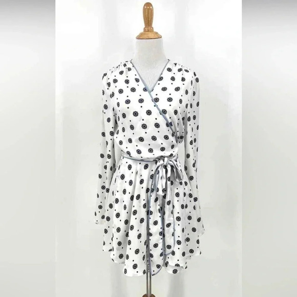 L’ACADEMIE The Wrap Mini Dress Womens  White Medallion Print Bell Sleeve - Picture 3 of 6